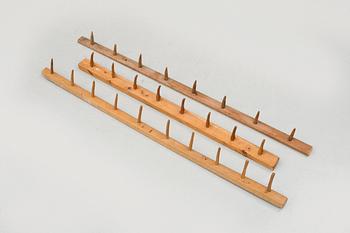 KLÄDHÄNGARE, 3 stycken, allmoge, 1800/1900-tal.