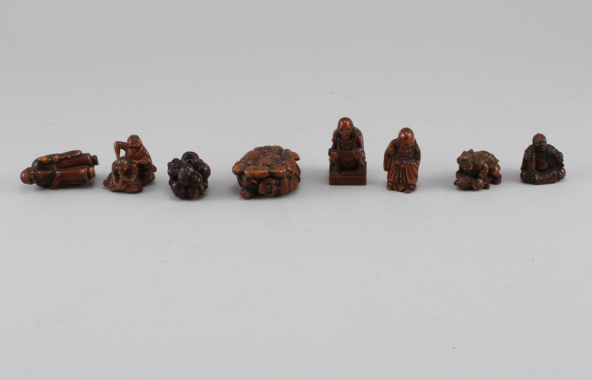 NETSUKES, 8 st, trä, Japan, Meiji (1868-1912).