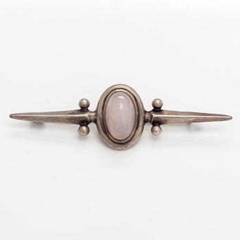 Eero Rislakki, A silver brooch, no. 624, with a rose quartz. Kalevala Koru, Helsinki 1959.