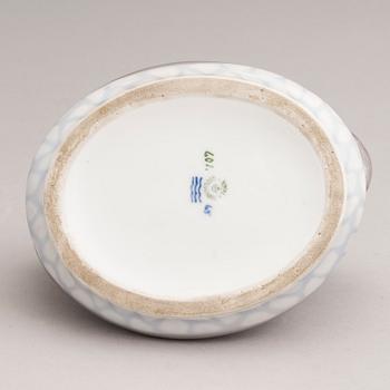 A porcelain bowl, Royal Copenhagen, Danmark 1889-1922.