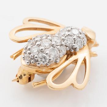Bee brooch in 18K gold set with round brilliant-cut diamonds.