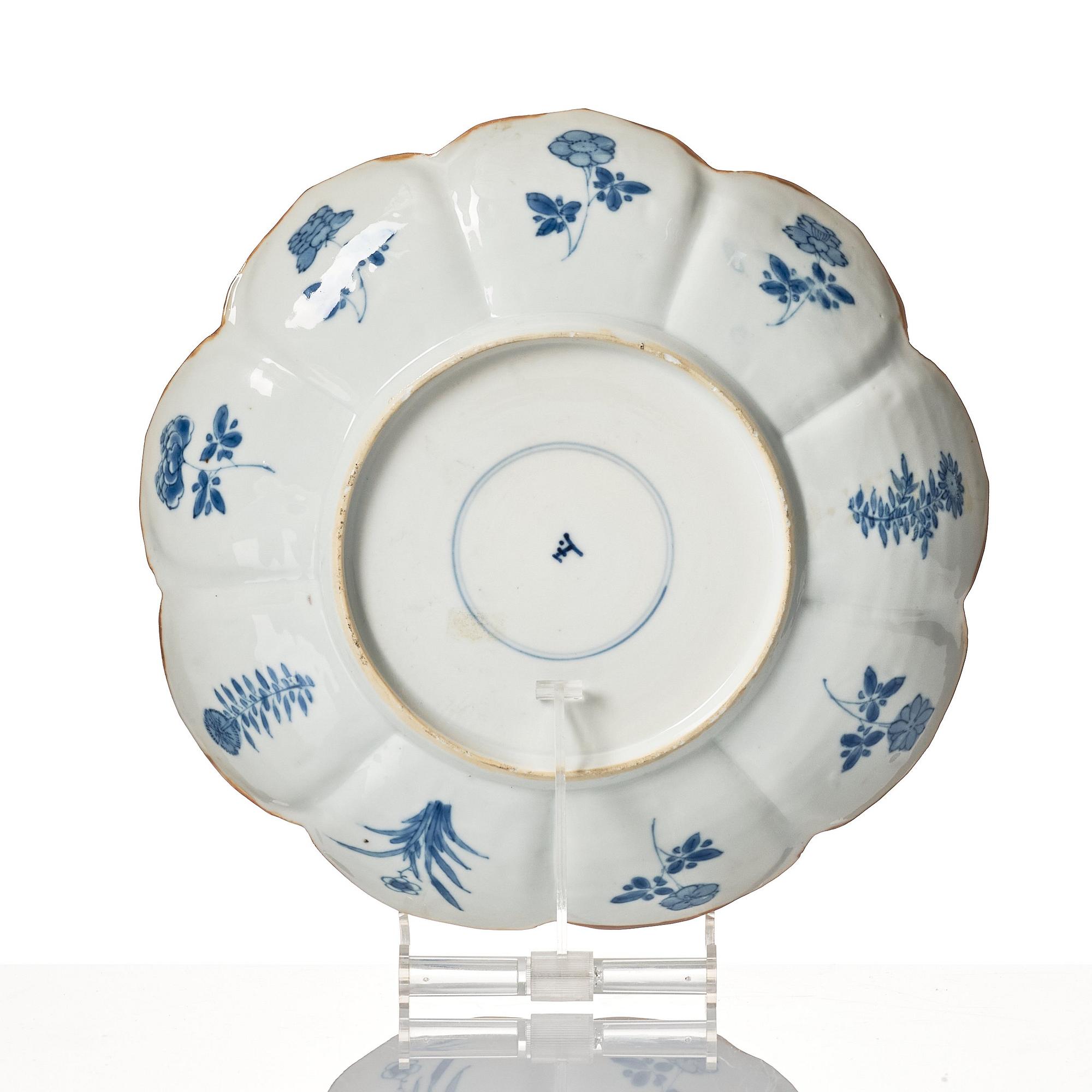A blue and white flower shaped dish, Qing dynasty, first half of the 18th Century.