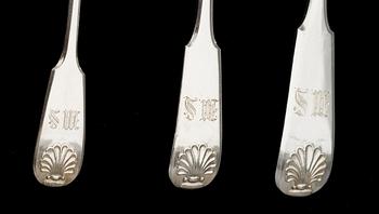 A SET OF 36 EARLY 20TH CENTURY FINNISH SILVER SPOONS.