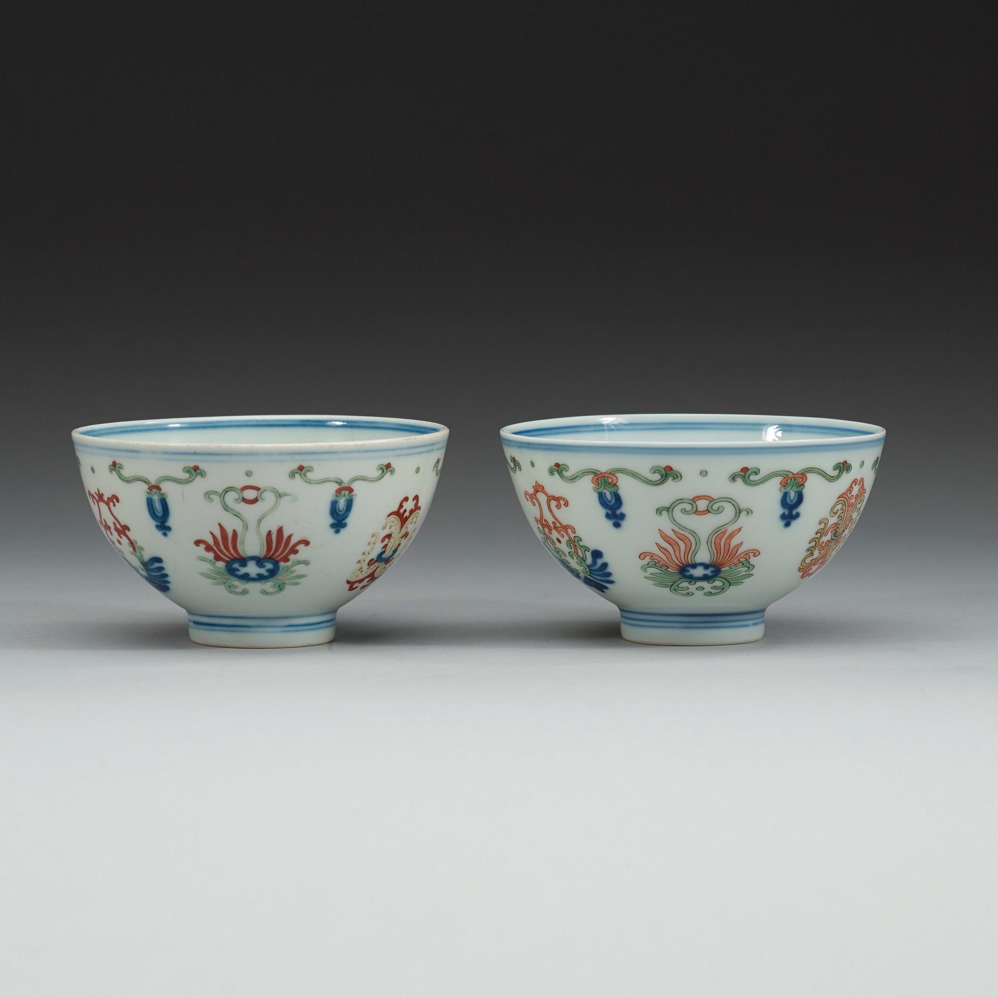 SKÅLAR, två stycken, porslin. Qing dynastin, med Yongzhengs sex karaktäreras märke respektive Daoguangs sigillmärke.