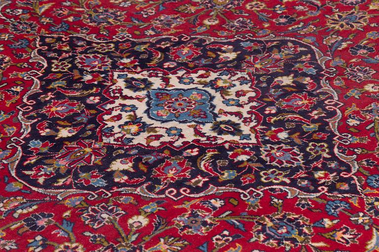 A carpet from Kashan, around 410 x 290 cm.