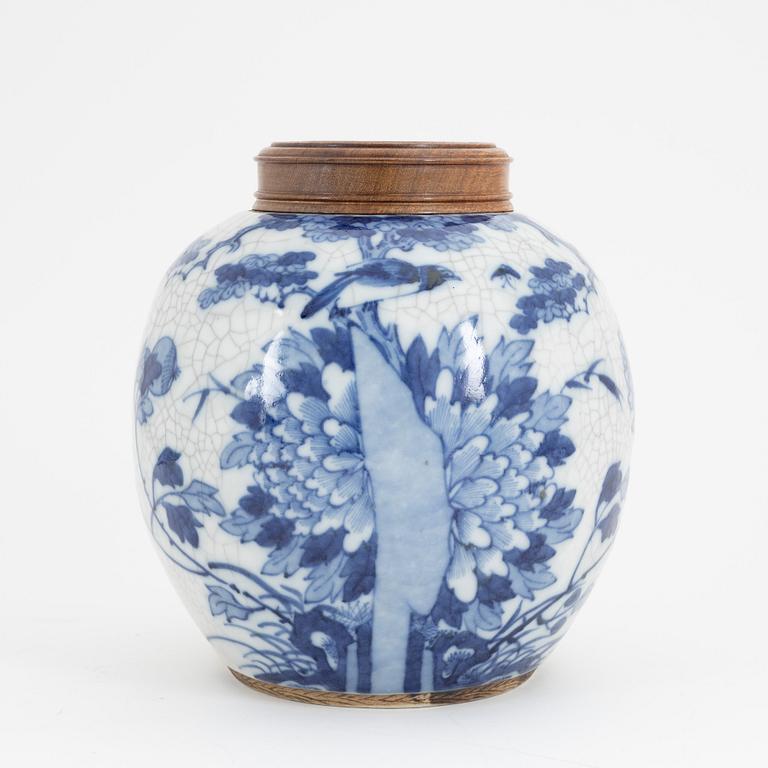 A Chinese blue and white ge-glazed jar with cover, first half of the 20th century.