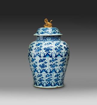 123. A blue and white jar with cover, Qing dynasty, Kangxi (1662-1722).