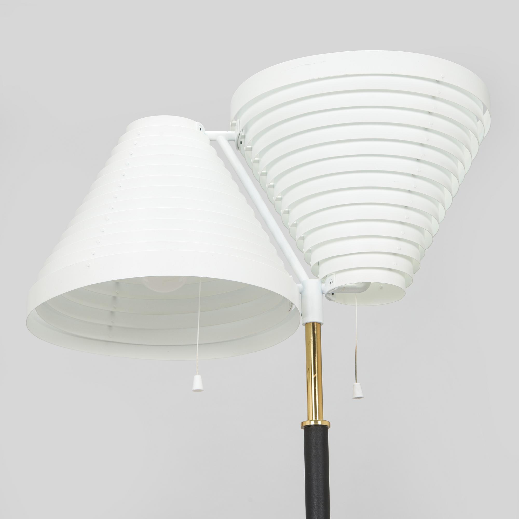 Alvar Aalto, lattiavalaisin, malli A810, Artek, 1900-luvun loppu.