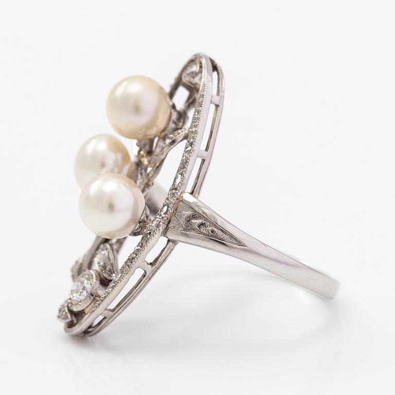 Ring, platina, gammal- och rosenslipade diamanter och odalde pärlor.