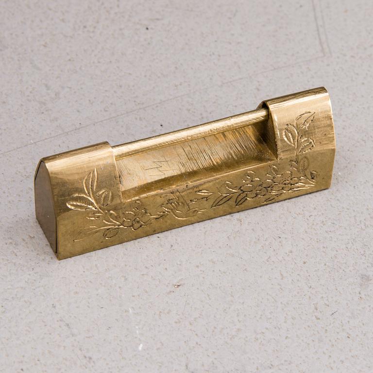 KAMFERKISTA, Kina 1900-talets början.