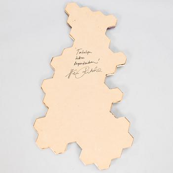 HEINI RIITAHUHTA, hexagonreliefi, posliinia, signeerattu Heini Riitahuhta, 2012.