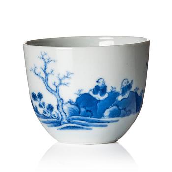 An elegant blue and white cup, Qing dynasty, 19th century.