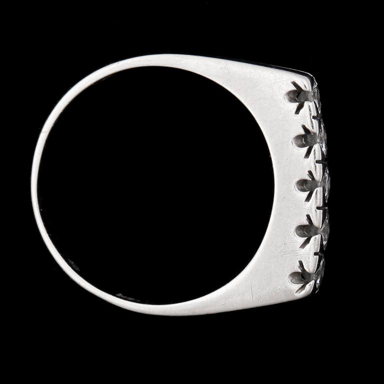 RING, 18k vitguld med briljantslipade diamanter tot ca 0,42ct enligt gravyr. Vikt 4,1g.
