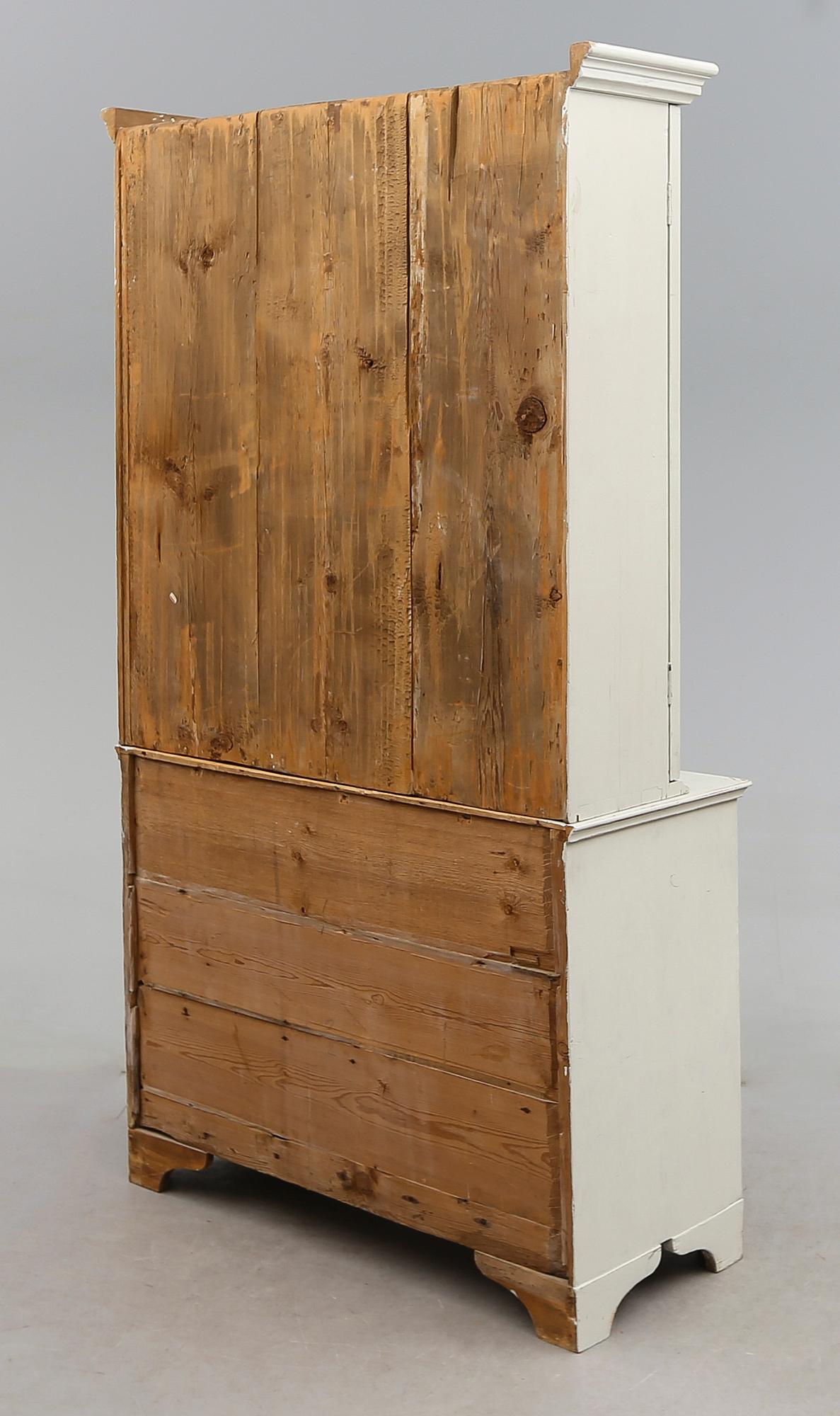 VITRINSKÅP, 1800-talets första hälft, senare montering.