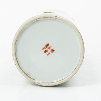 Vas/perukstock, porslin, Kina, 1900-talets första hälft.