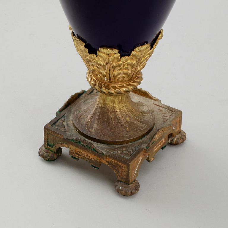 VAS, brons och porslin, gustaviansk stil, omkring år 1900.