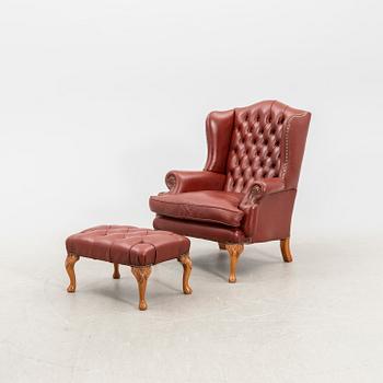 Fåtölj samt fotpall 1900-talets andra hälft.