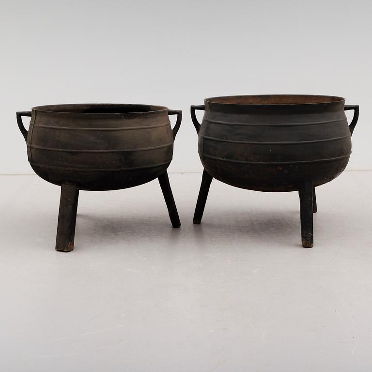 TREFOTSGRYTOR, 2 st, Näfveqvarns Bruk, 1800-/1900-tal.