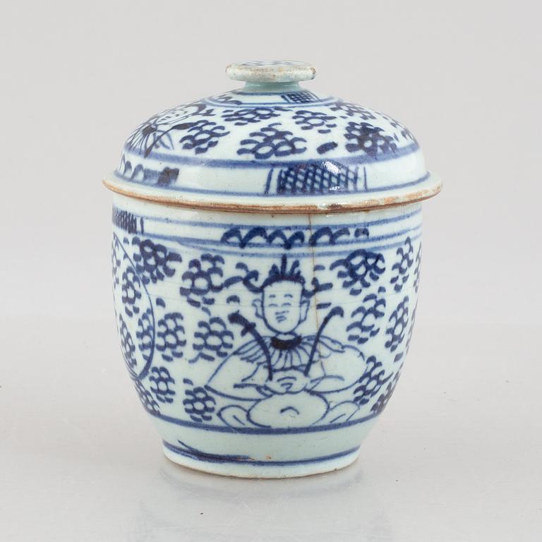 A porcelain table lamp and a box with cover, 19th/20th century.