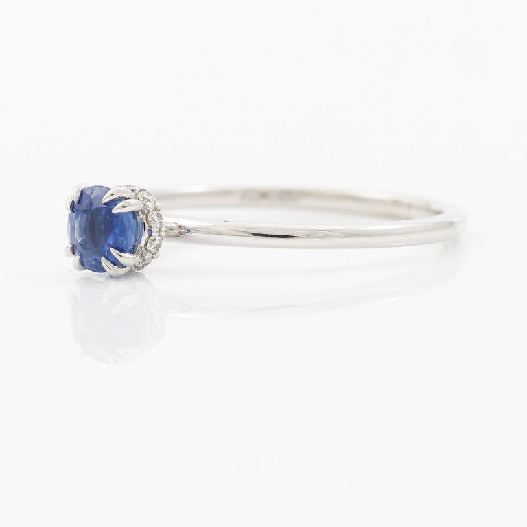 Ring 14K white gold with a sapphire and small brilliant-cut diamonds.