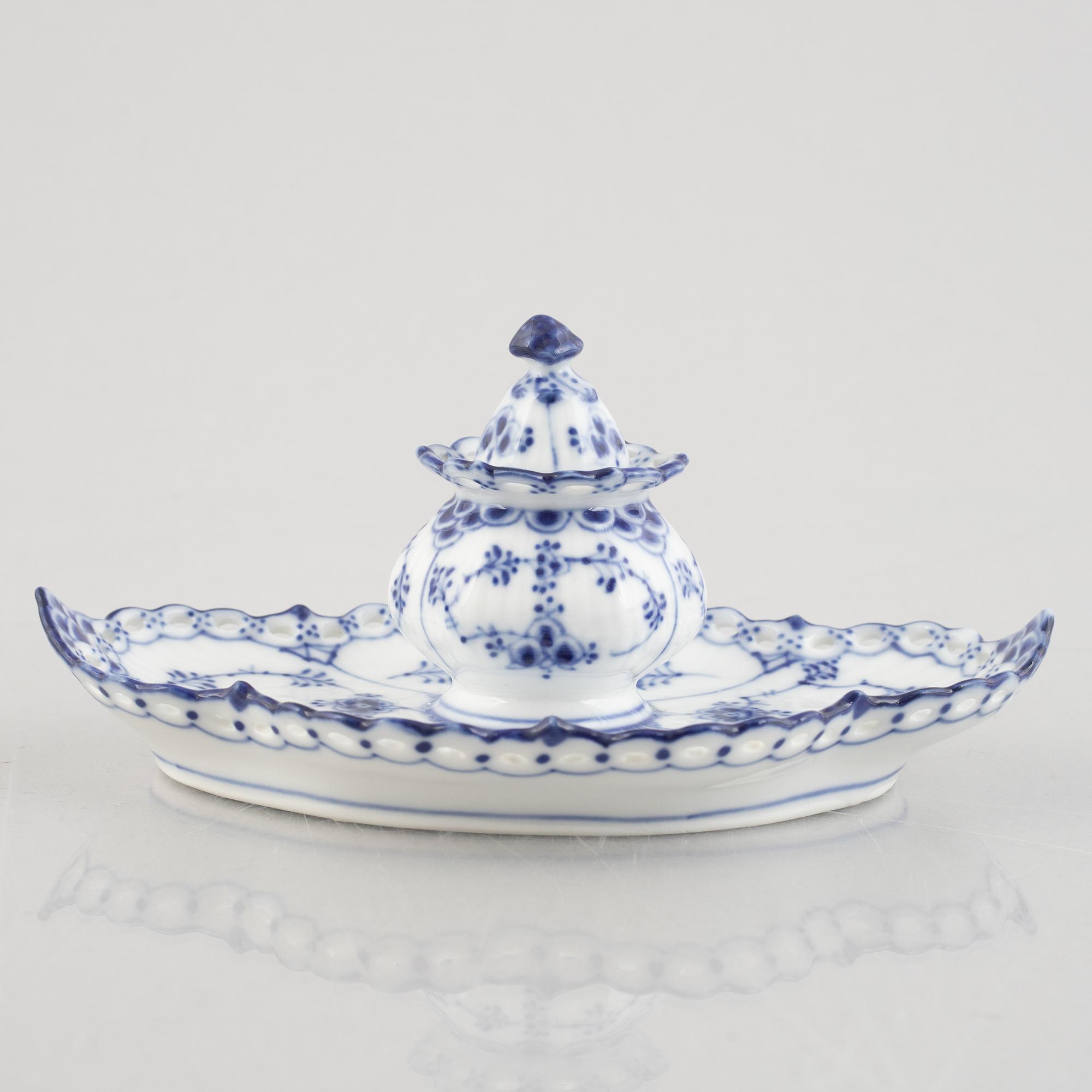 A "Blue fluted full lace" / "Musselmalet" ink stand, Royal Copenhagen, model 1064, 1893-1923.
