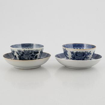 Två koppar med fat, porslin, Kina, Qingdynastin, Jiaqing (1796-1820).