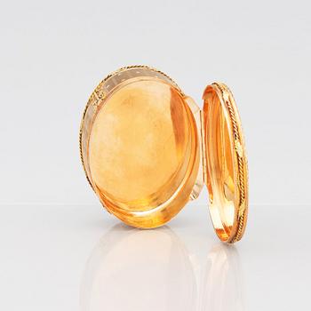 A late 18th century gold box en deux colour and enamel, possibly Hanau, Louis XVI.