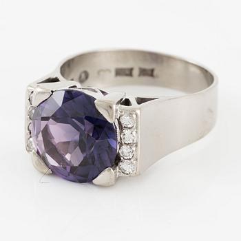 Ring in 18K white gold set with a purple stone and round brilliant-cut diamonds.