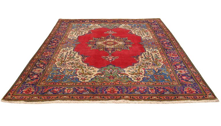 An old Tabriz carpet ca 310 x 207 cm.