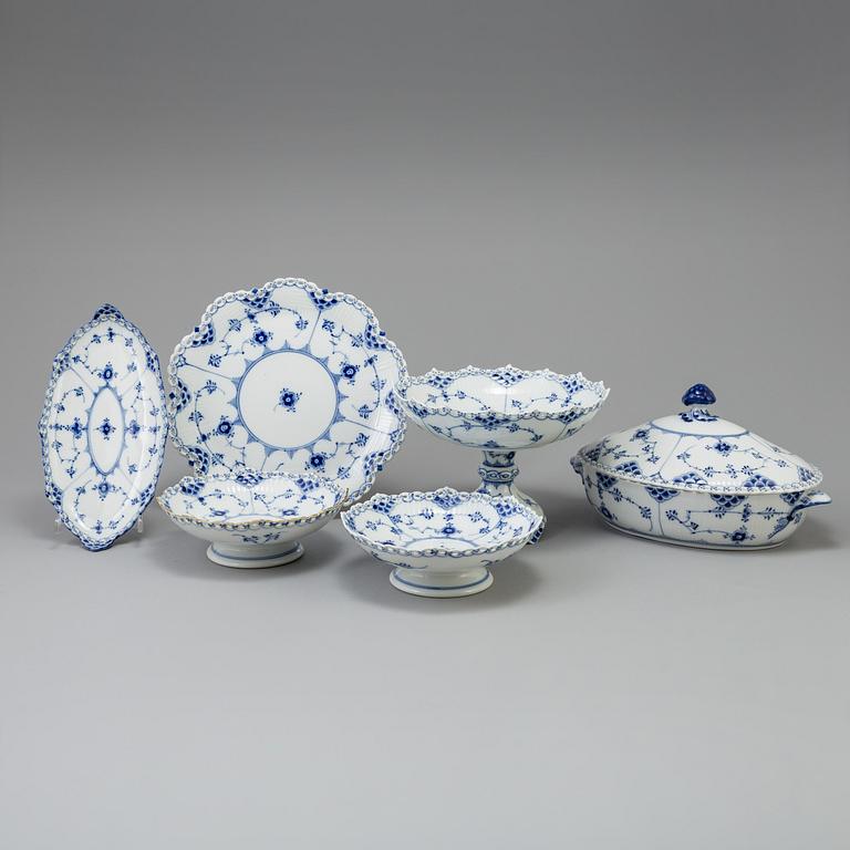 SERVIS, 78 delar, porslin,
"Musselmalet", helblond, Royal Copenhagen, Danmark.