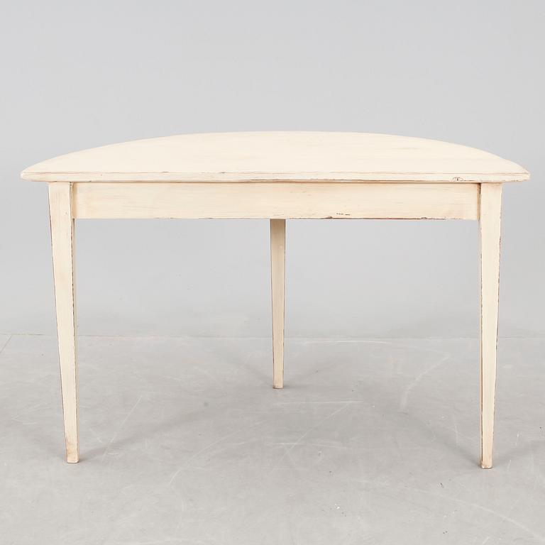 HALVMÅNEBORD, omkring 1900.