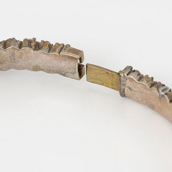 Garnityr med granater, armband, armring, broscher 2 st.