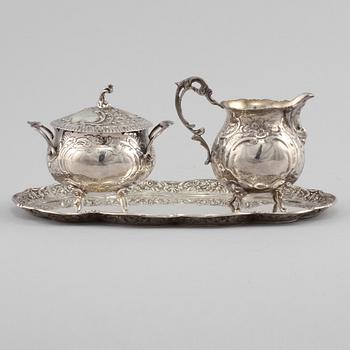 GRÄDDSNIPA, SOCKERSKÅL samt BRICKA, silver, GEWE, Malmö, rokokostil, 1950. Vikt 465 g.