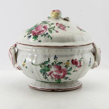 Terrin med lock troligen Frankrike Louis XV-stil 1900-tal fajans.