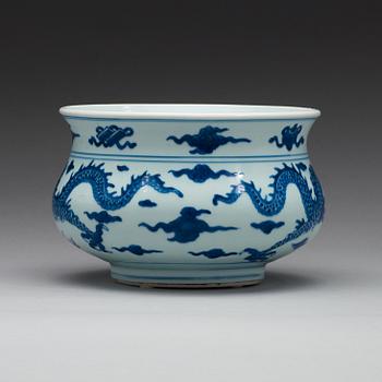 A blue and white censer, Qing dynasty, Kangxi (1662-1722).