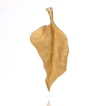 Ole Lynggaard, Pendant, “Blad”, 18k red gold, designed by Charlotte Lynggaard.