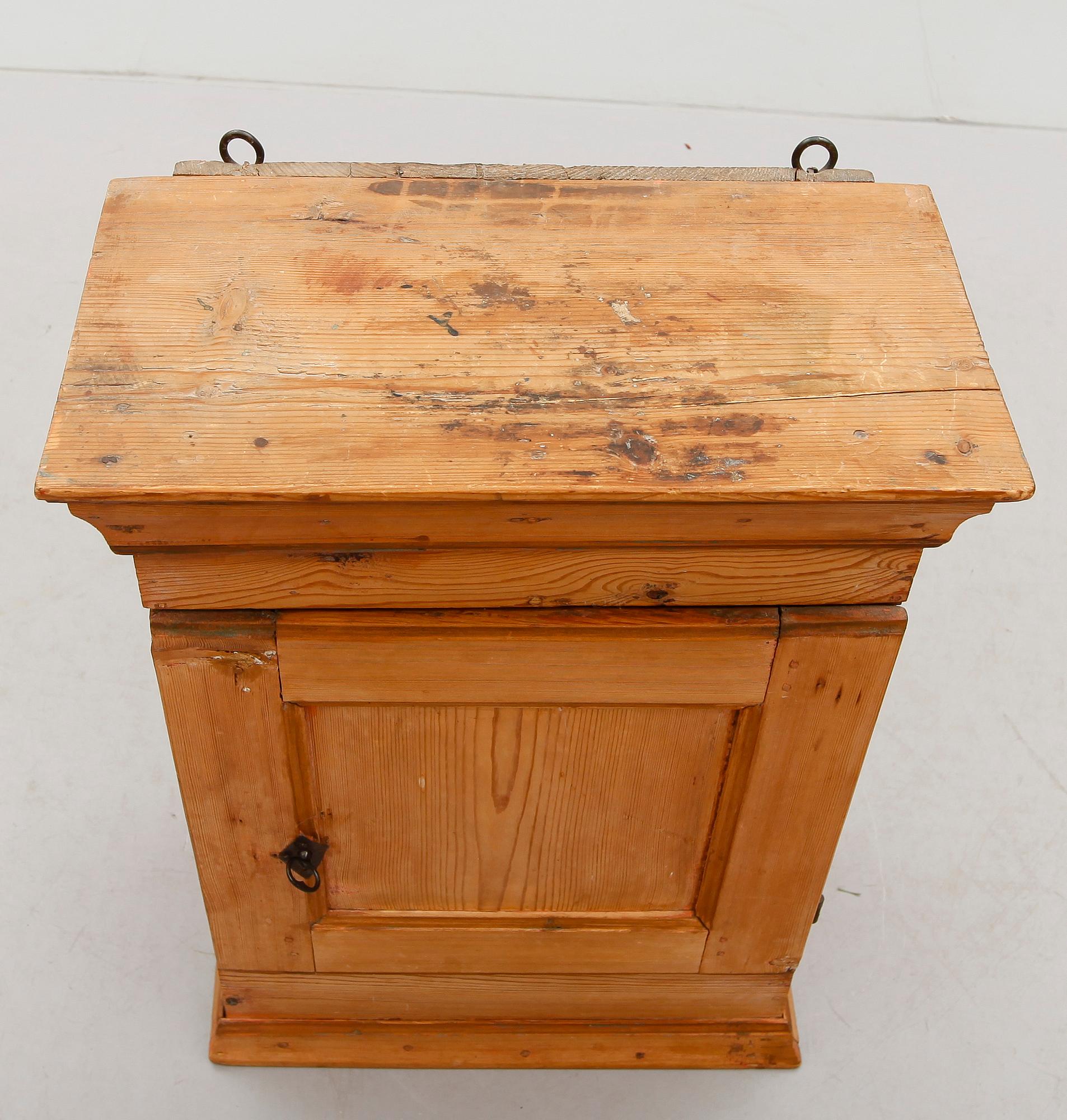 HÄNGSKÅP, 1800-tal.