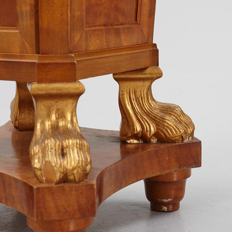 Piedestal, Louis XVI-stil, tidigt 1900-tal.