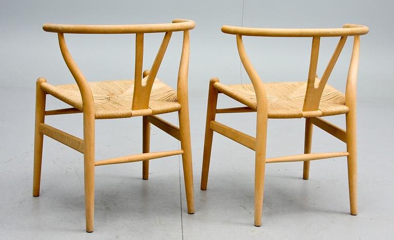 KARMSTOLAR, ett par "Y-stolen". Hans Wegner för Carl Hansen & son, Danmark.