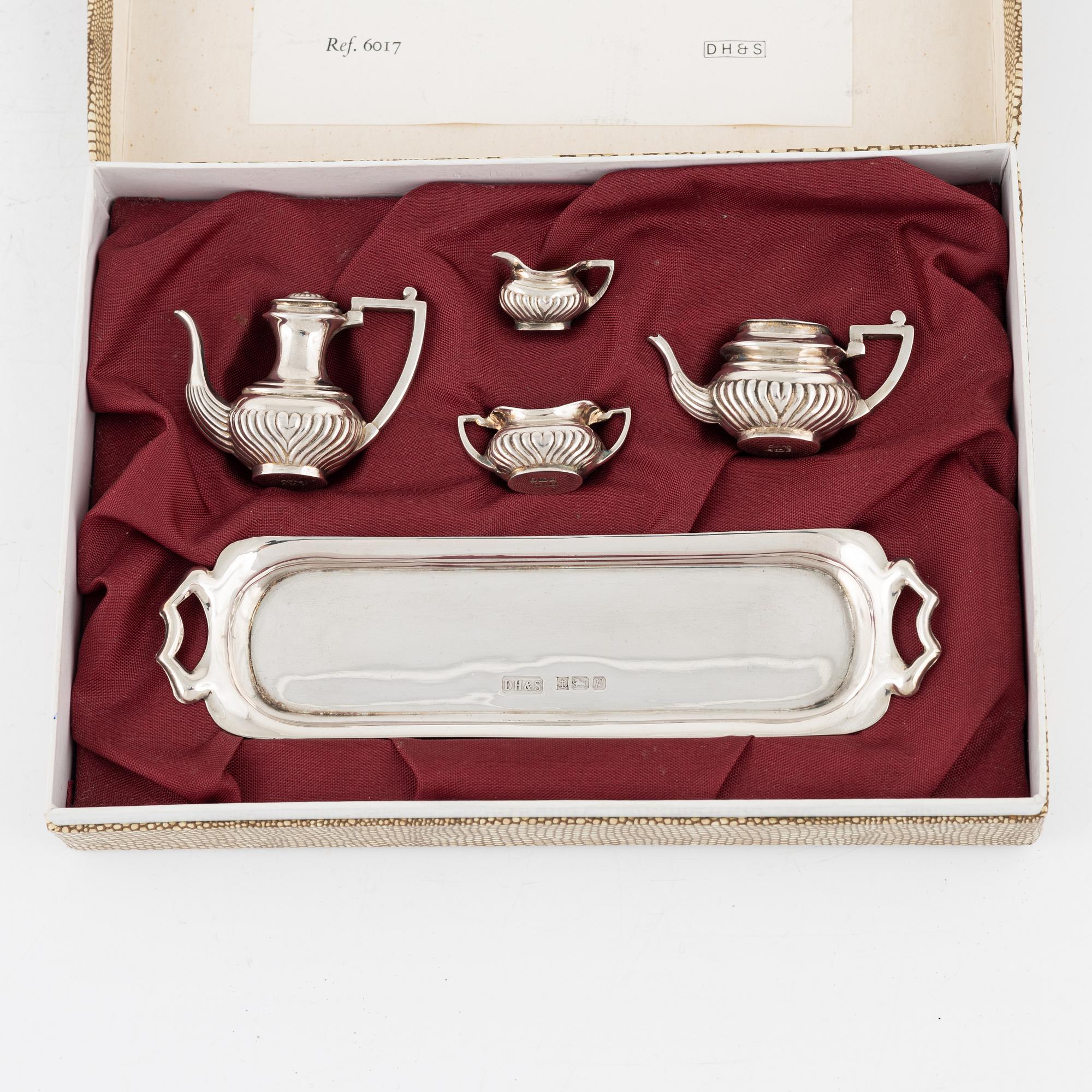 A Miniature Georgian Style Silver Tea- and Coffee set, mark of David Hollander & Son, Birmingham 1976 (5 pieces).