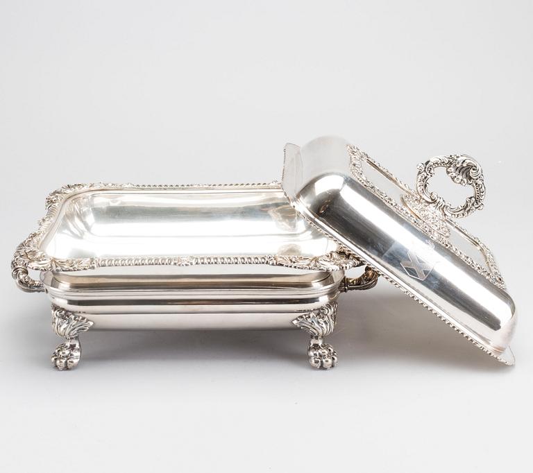 A plate serving dish with lid, probably England, 20th century.