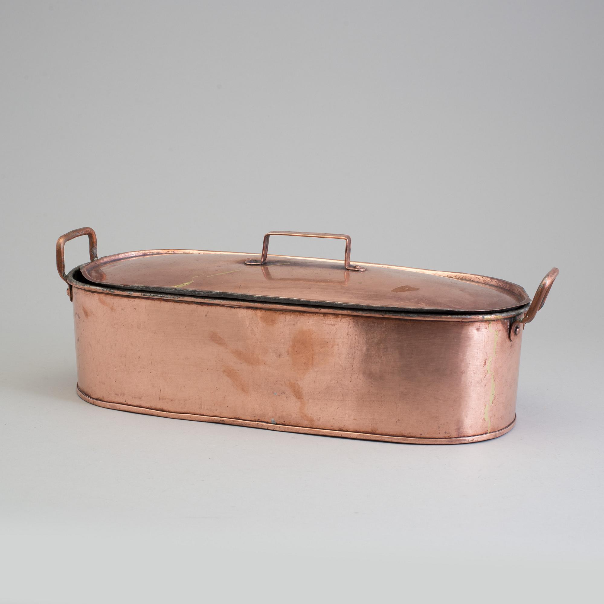 A 19TH CENTURY COPPER FISH KETTLE.