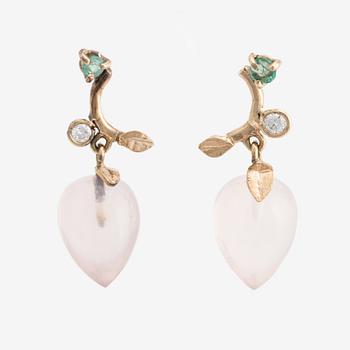 Örhängen med droppformad rosenkvarts, smaragder och briljantslipade diamanter.
