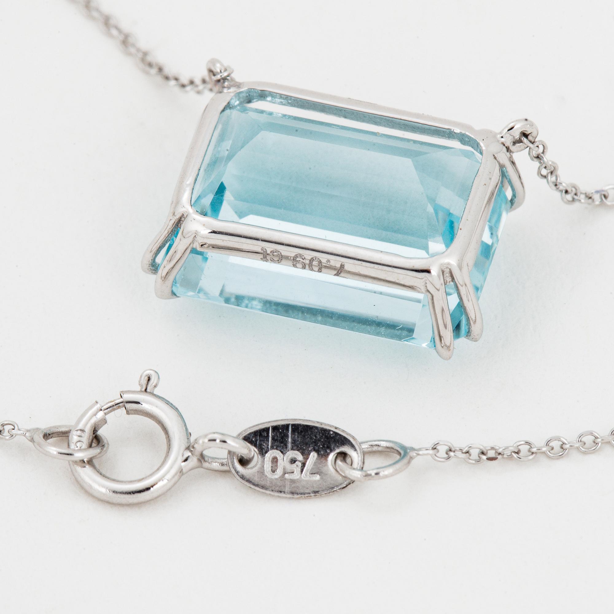 COLLIER, med smaragdslipad akvamarin.