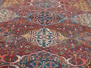 A CARPET, a semi-antique Mahal, ca 358,5-374,5 x 284,5-286 cm.