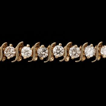 ARMBAND, 14k guld med briljantlslipade diamanter tot ca4,50ct. 2000-tal. Vikt 11g.