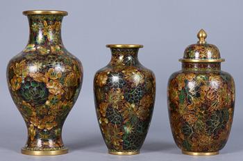 LOCKURNA samt VASER, 2 st, cloisonne, 1900-tal.