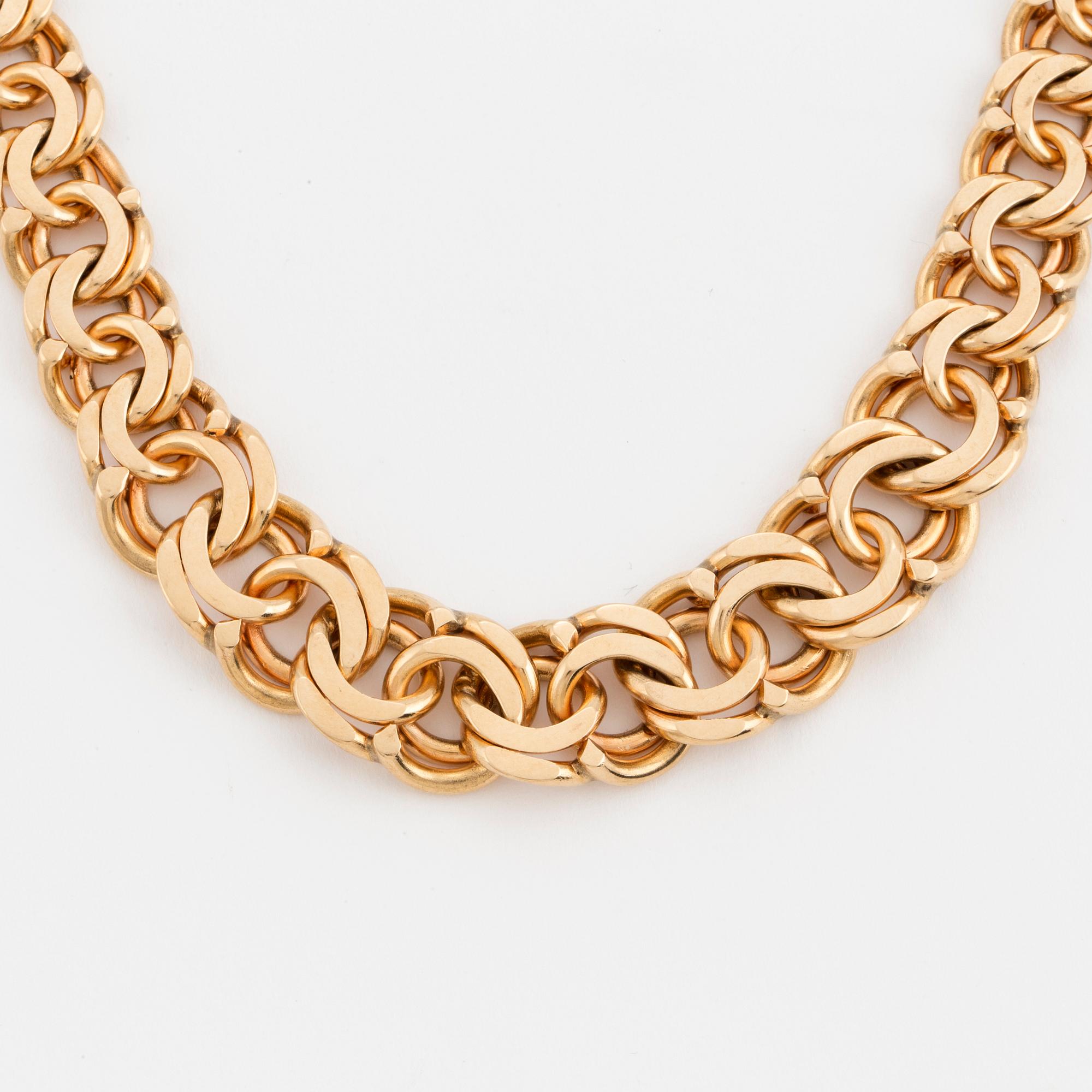 An 18K gold necklace.