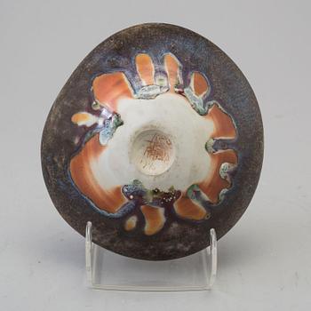 A ceramic bowl by Aune Siimes, Arabia, Finland, signed and dated 1915.