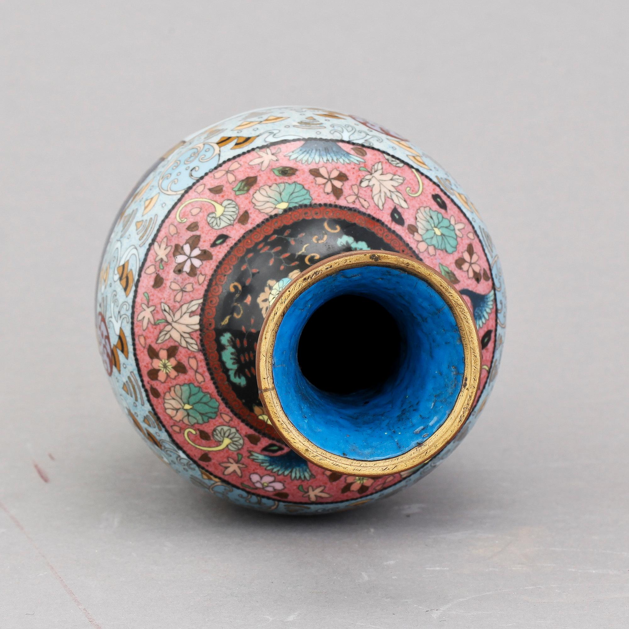 BONBONJÄR samt VAS, cloisonne, Kina, 1800/1900-tal.